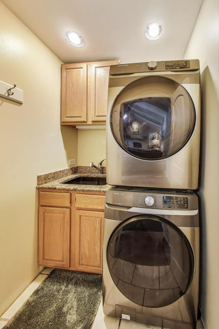 28W409 Leverenz Road Naperville, IL 60564 - Photo 20 of 39 a utility room with dryer and washer