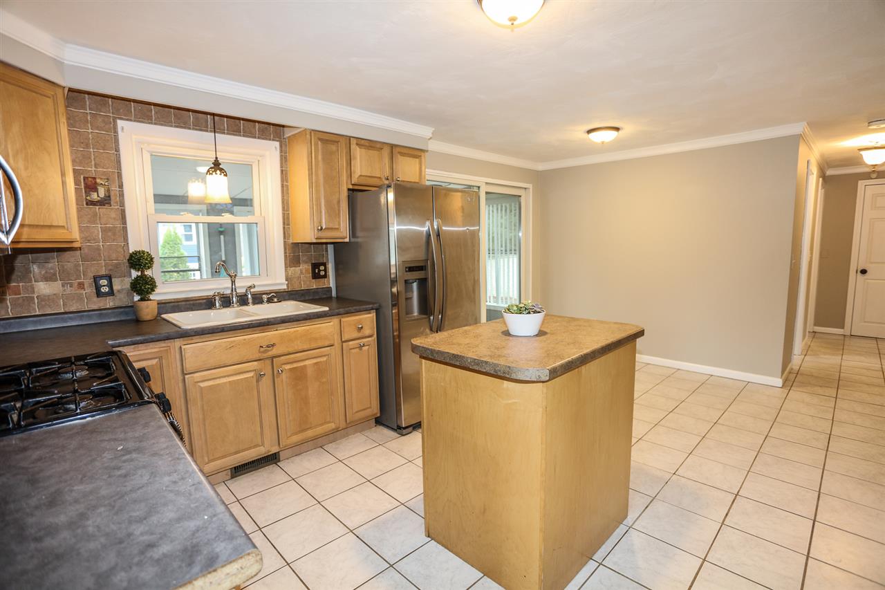7 Syracuse Road Nashua, NH 03064 - Photo 3 of 26