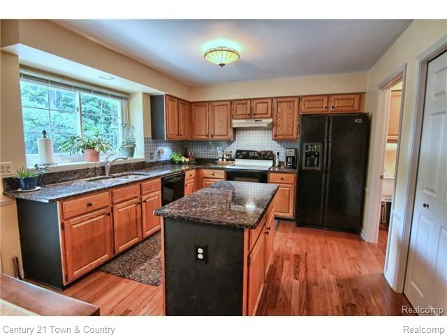 6820 High Ridge Road West Bloomfield, MI 48324 - Photo 9 of 33 9 KITCHEN.jpg
