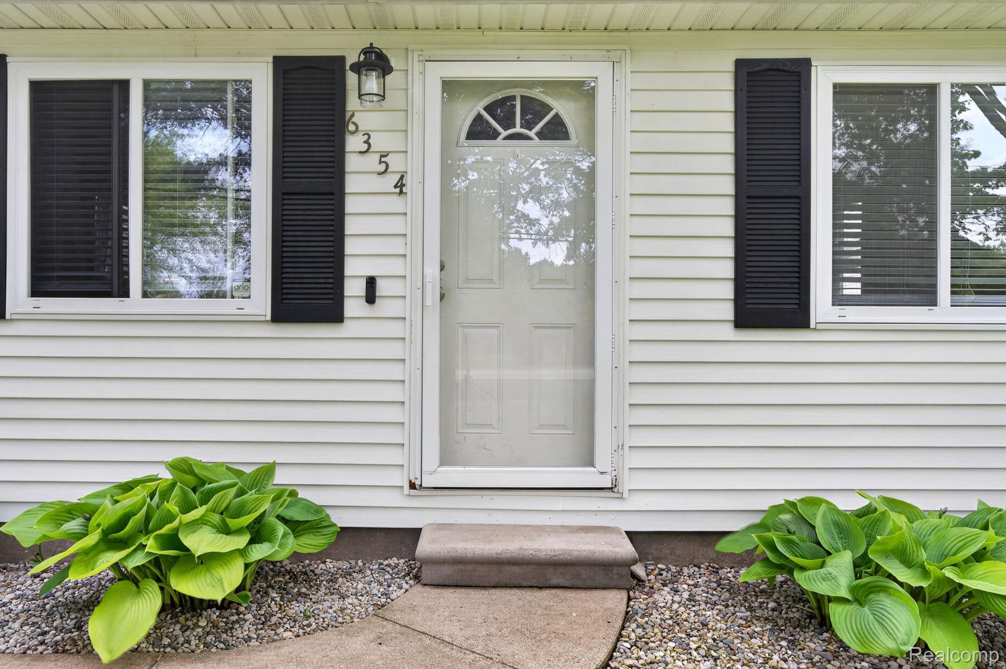 6354 Lapeer Road Burton, MI 48509 - Photo 10 of 44 Doorway to property