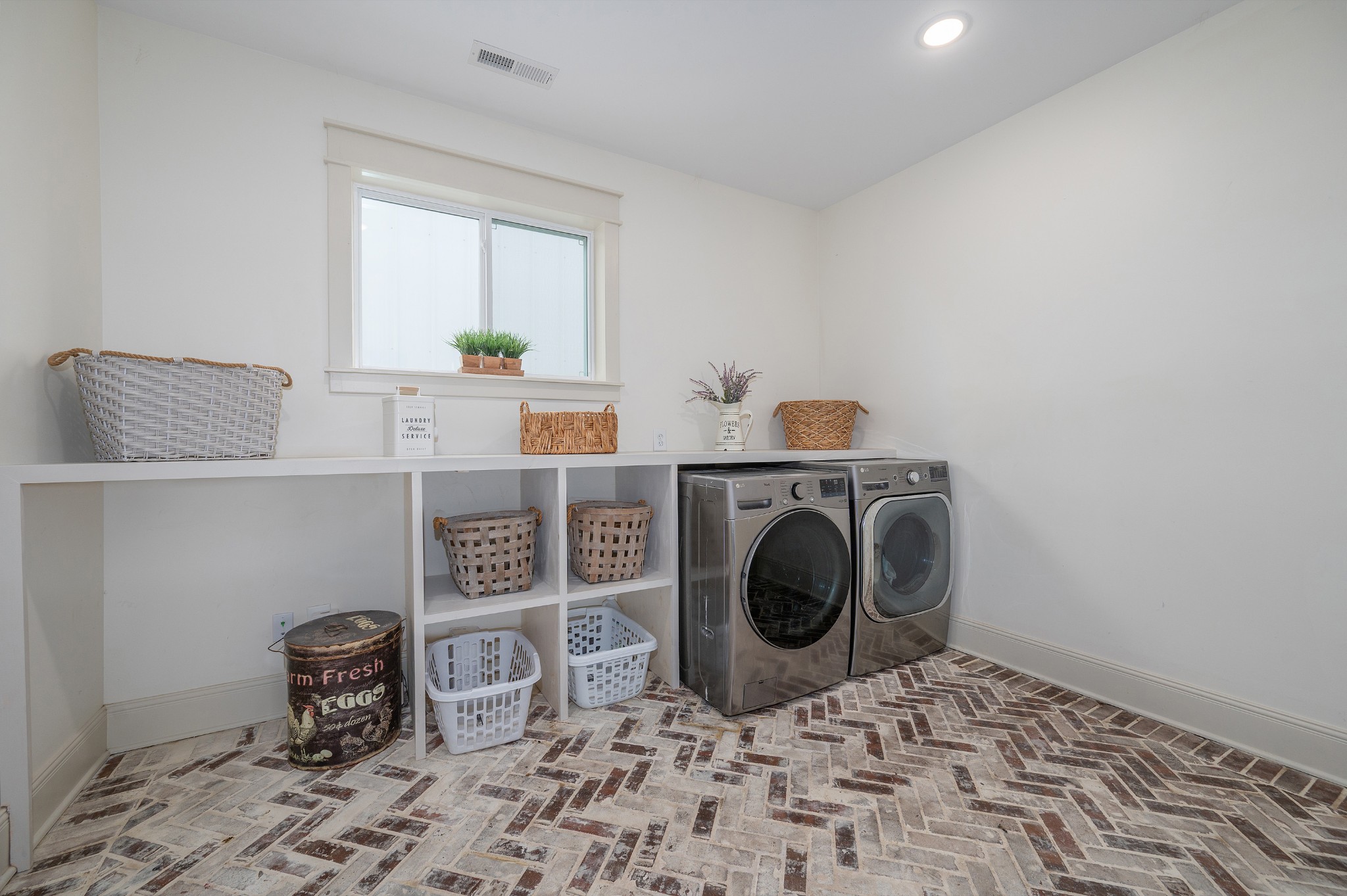 153 Lewis Road Morrison, TN 37357 - Photo 11 of 45 a room with a washing machine and a rug