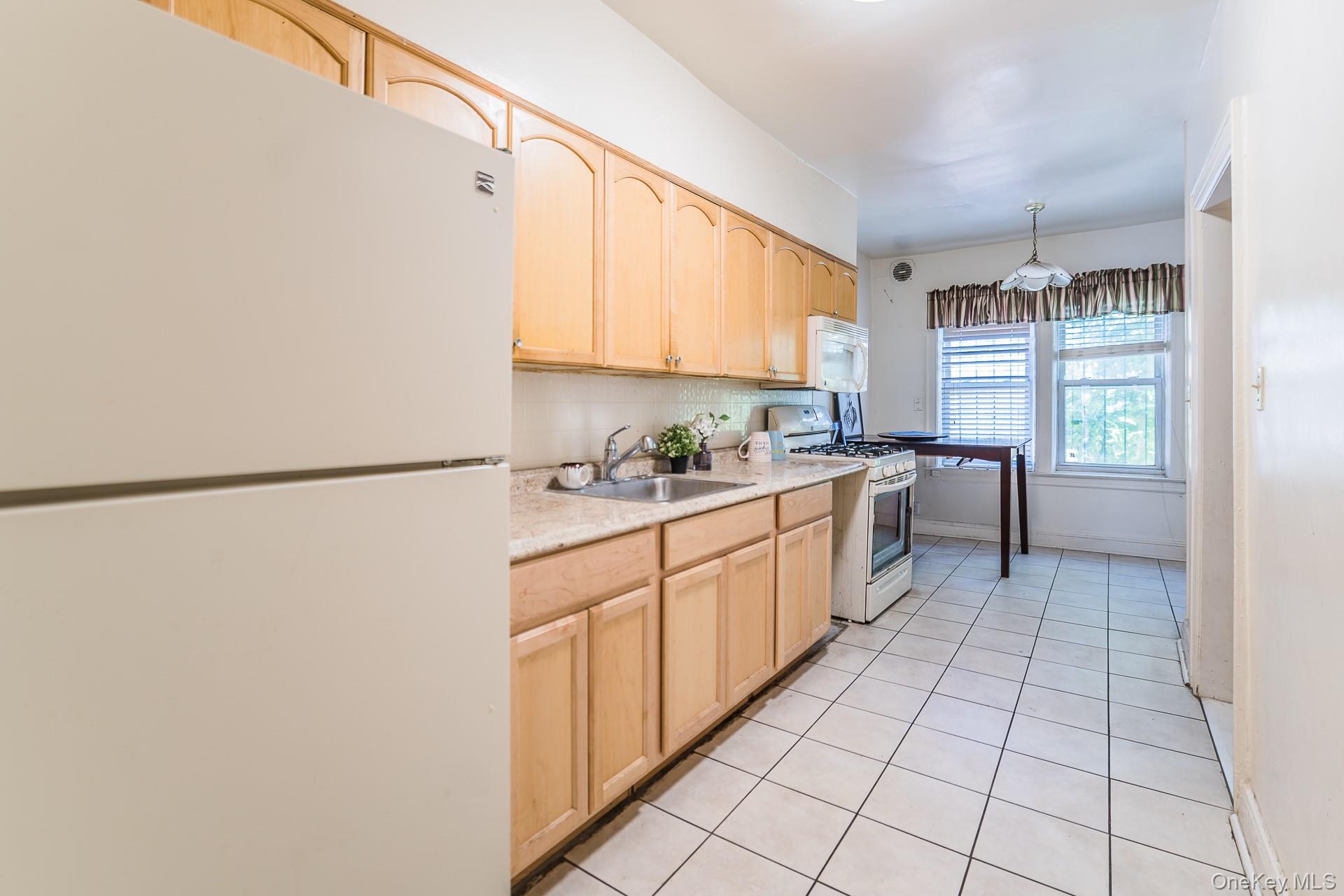 178-38 Leslie Road Queens, NY 11434 - Photo 8 of 36