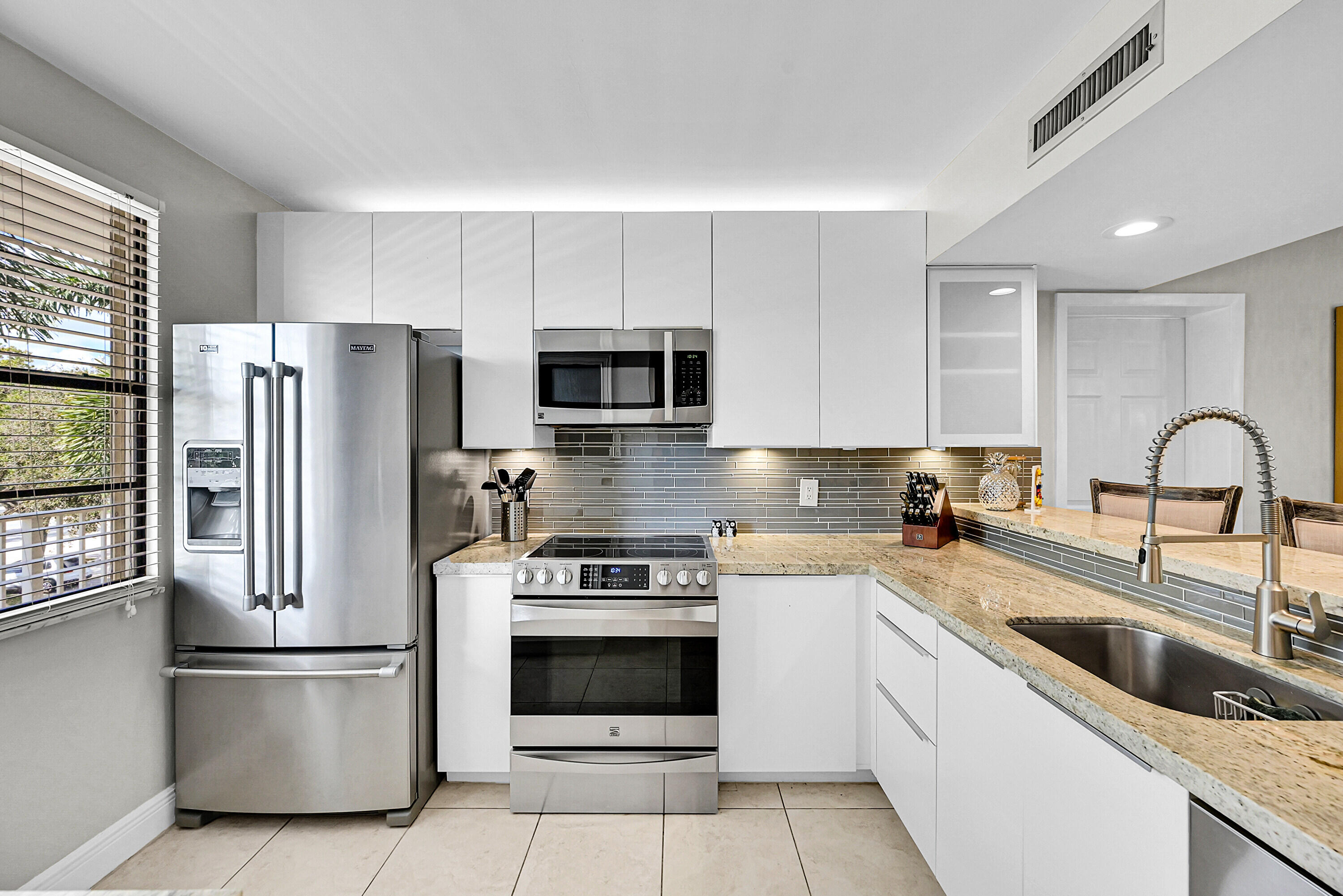 6085 Balboa Circle, Unit 302 Boca Raton, FL 33433 - Photo 5 of 30 Kitchen