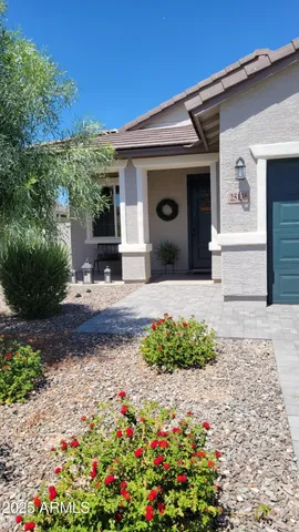 a view of a house with backyard and garden