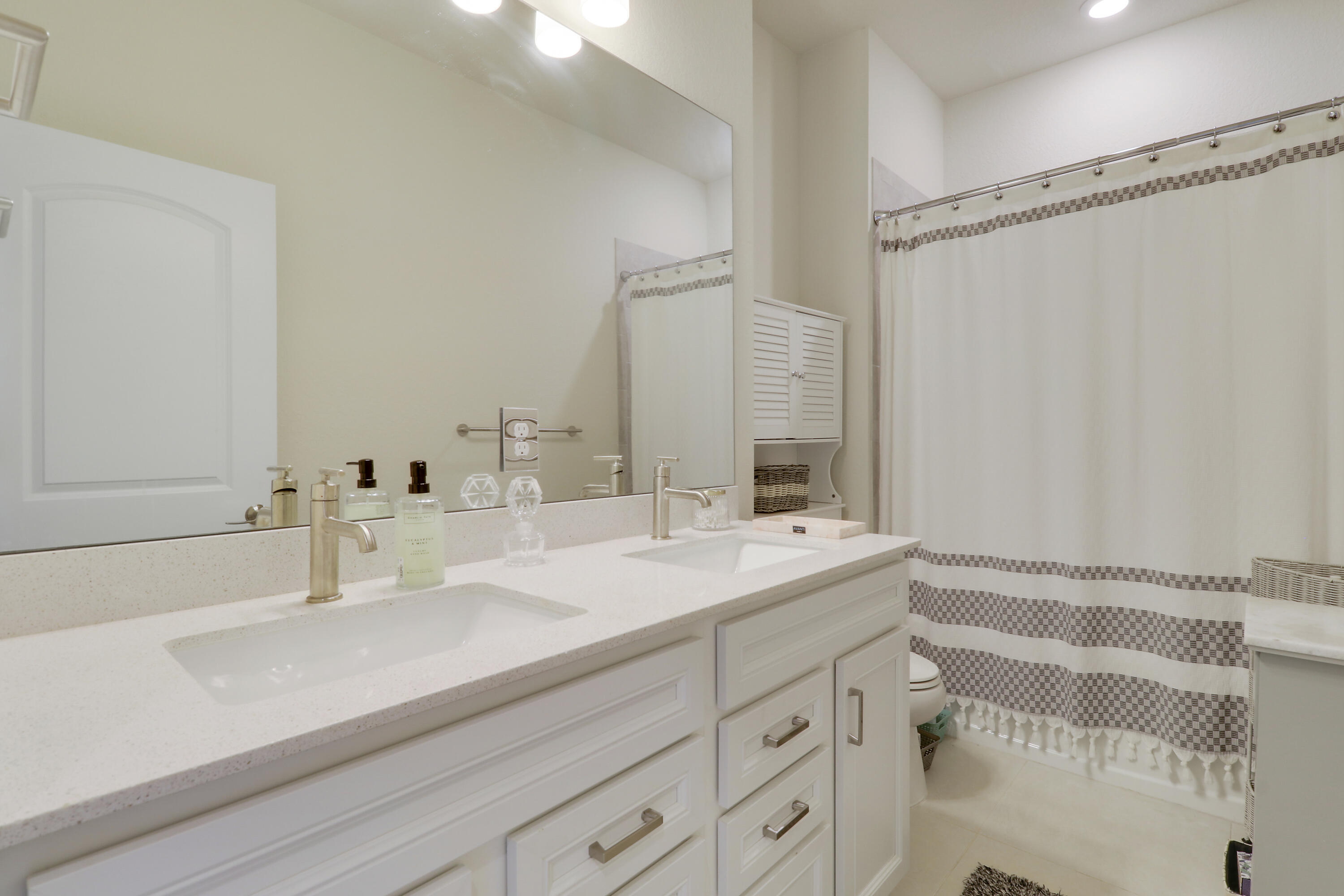 4795 Chantilly Road Wellington, FL 33467 - Photo 22 of 34 Upstairs Bathroom