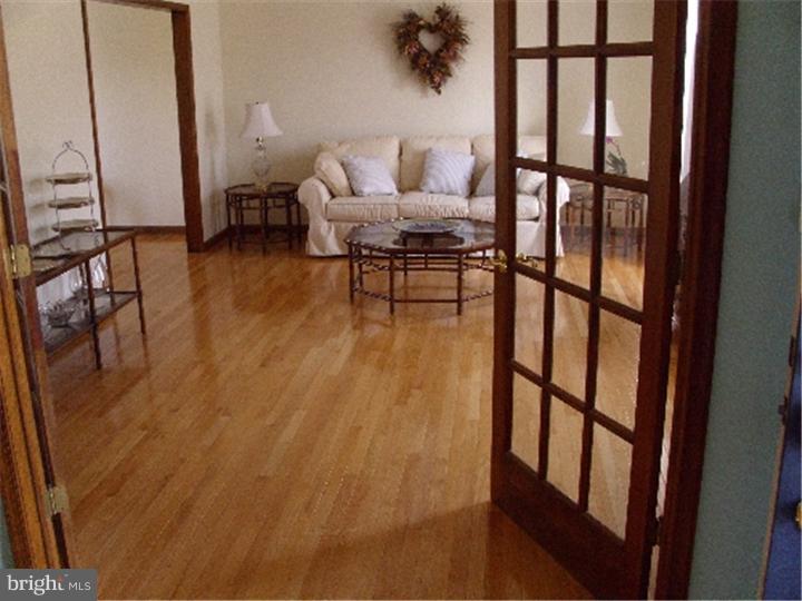 4 Midwood Road Evesham, NJ 08053 - Photo 3 of 19 Living Room