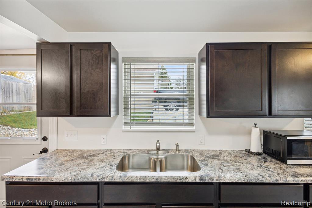 9432 East Coldwater Road Davison, MI 48423 - Photo 8 of 22