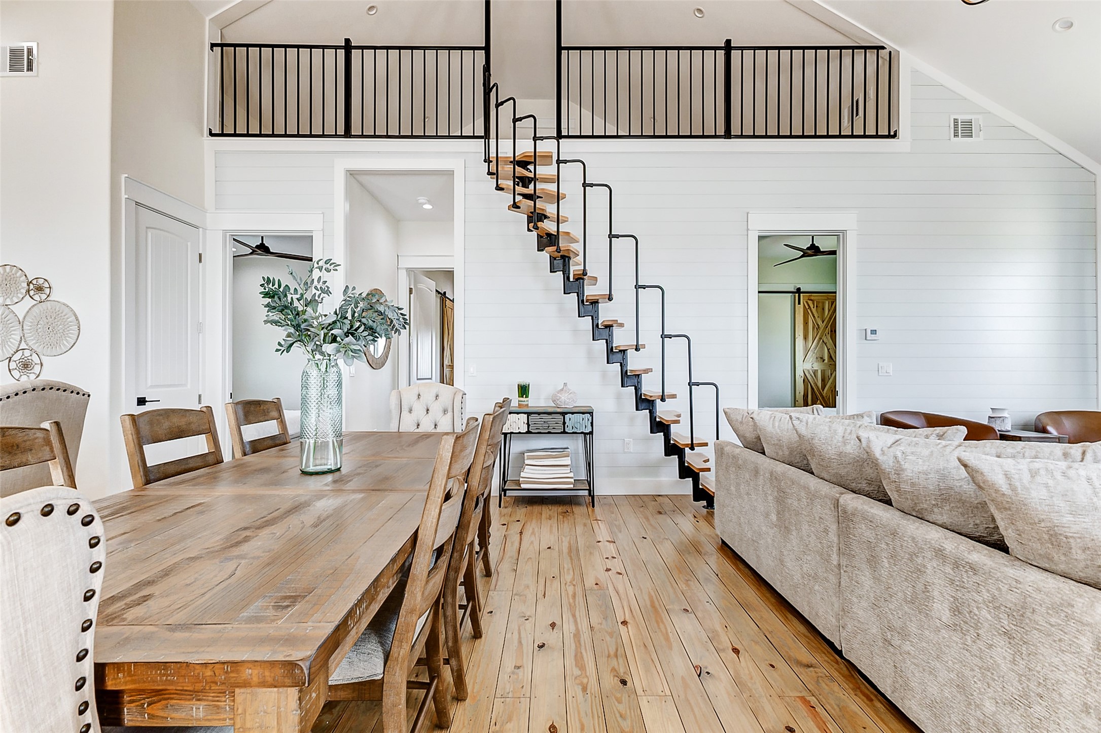 1395 Keith Avenue Port Bolivar, TX 77617 - Photo 15 of 38 a living room with furniture