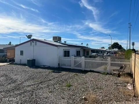 a view of a house with backyard