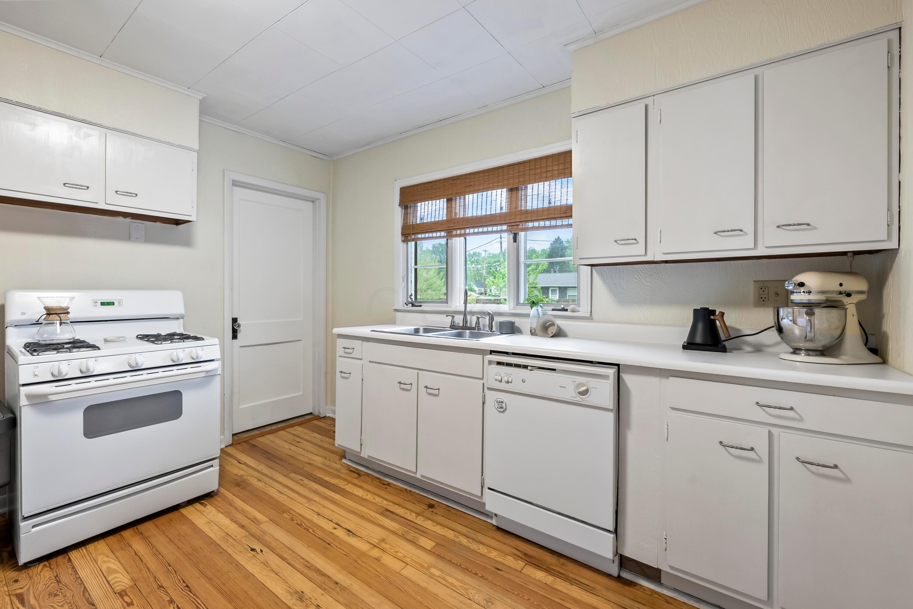 3189 McGuffey Road Columbus, OH 43224 - Photo 15 of 40 DSC00864