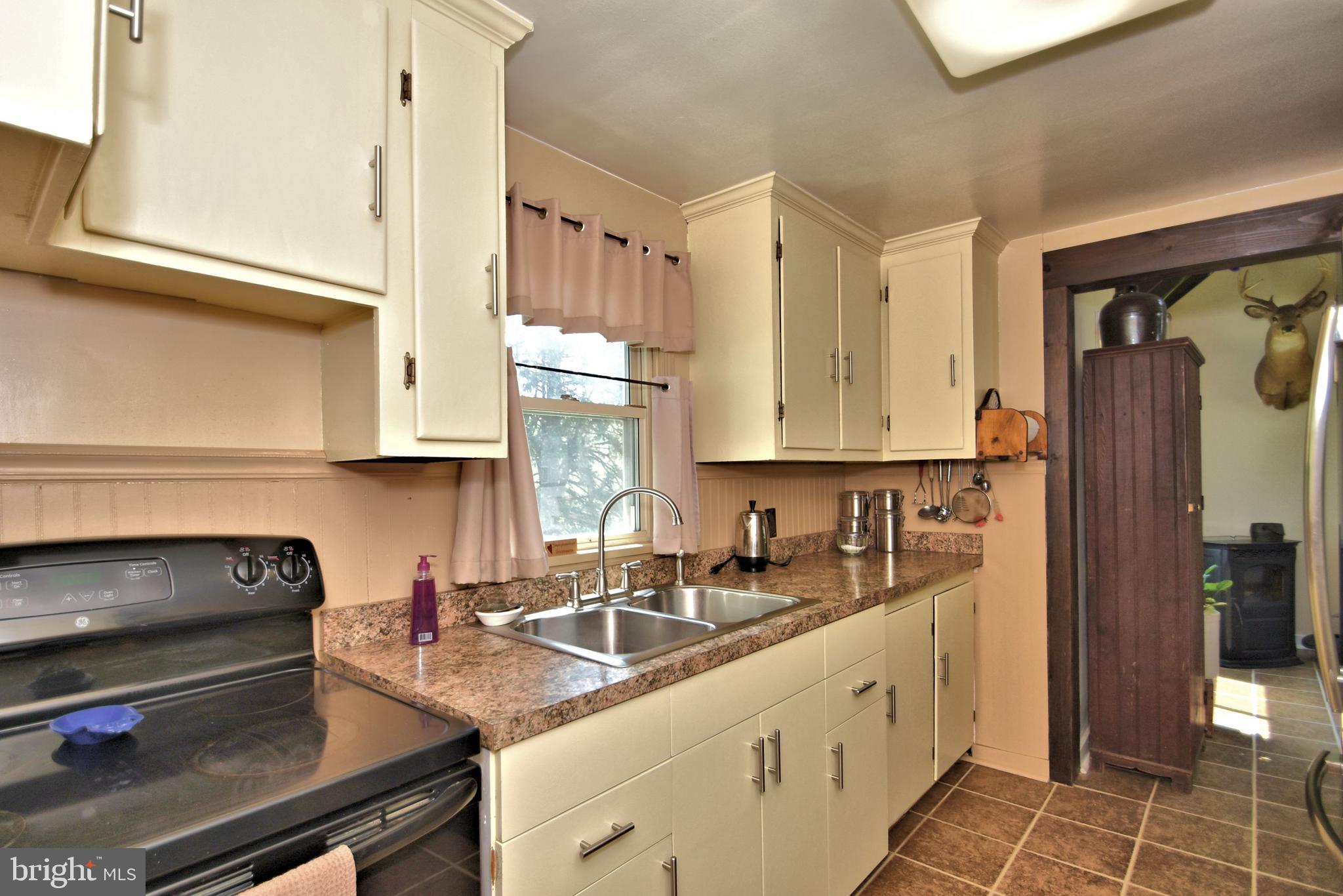 1391 Hilltop Road Pottstown, PA 19464 - Photo 8 of 25 Kitchen