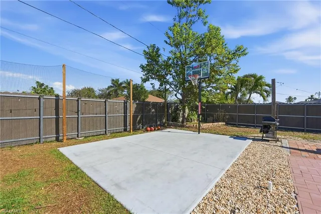 a view of a backyard