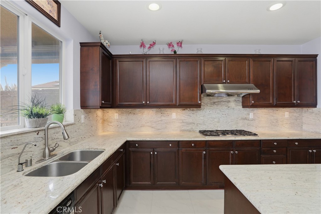 15979 Skyridge Drive Riverside, CA 92503 - Photo 15 of 59