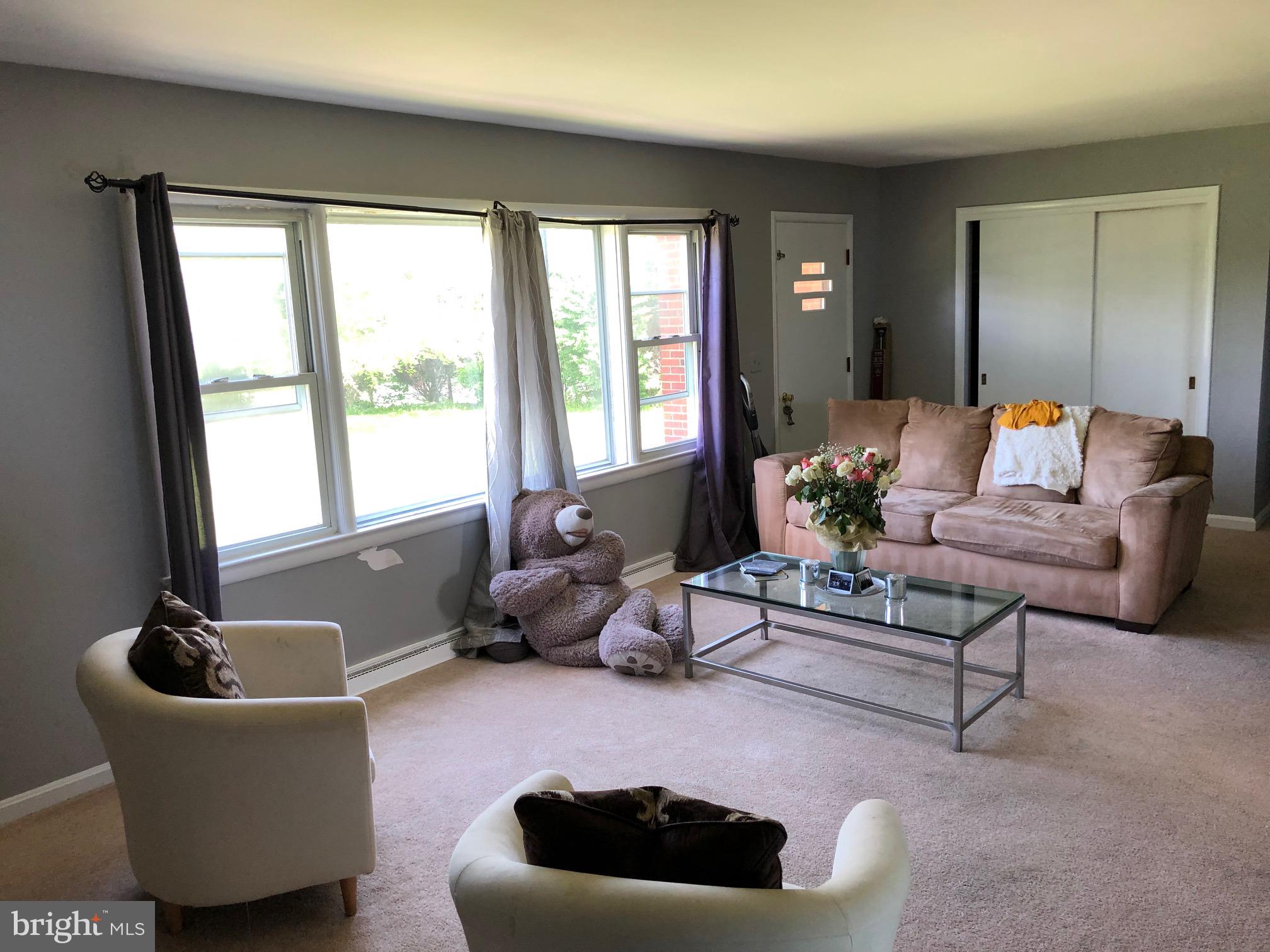 23121 Ridge Road Germantown, MD 20876 - Photo 5 of 33 Living Room