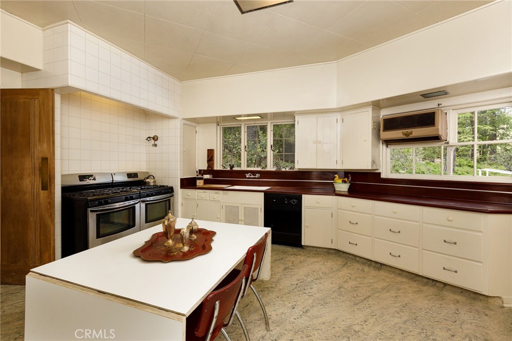 28641 North Shore Road Lake Arrowhead, CA 92352 - Photo 16 of 75 a kitchen with a stove and a sink