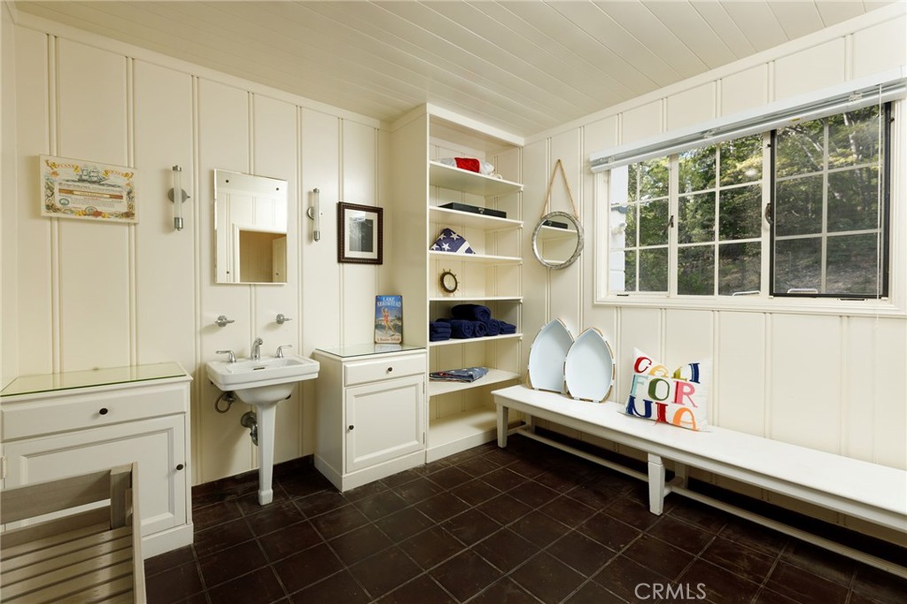 28641 North Shore Road Lake Arrowhead, CA 92352 - Photo 34 of 75 a bathroom with a sink a toilet and a bathtub