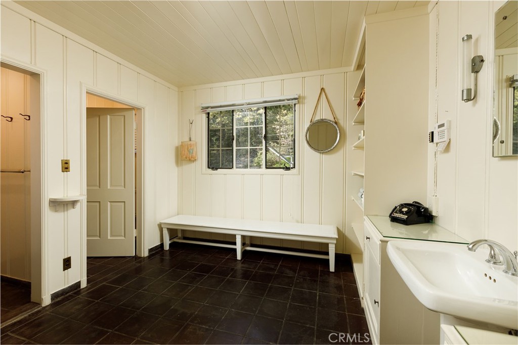 28641 North Shore Road Lake Arrowhead, CA 92352 - Photo 35 of 75 a bathroom with a sink and a mirror