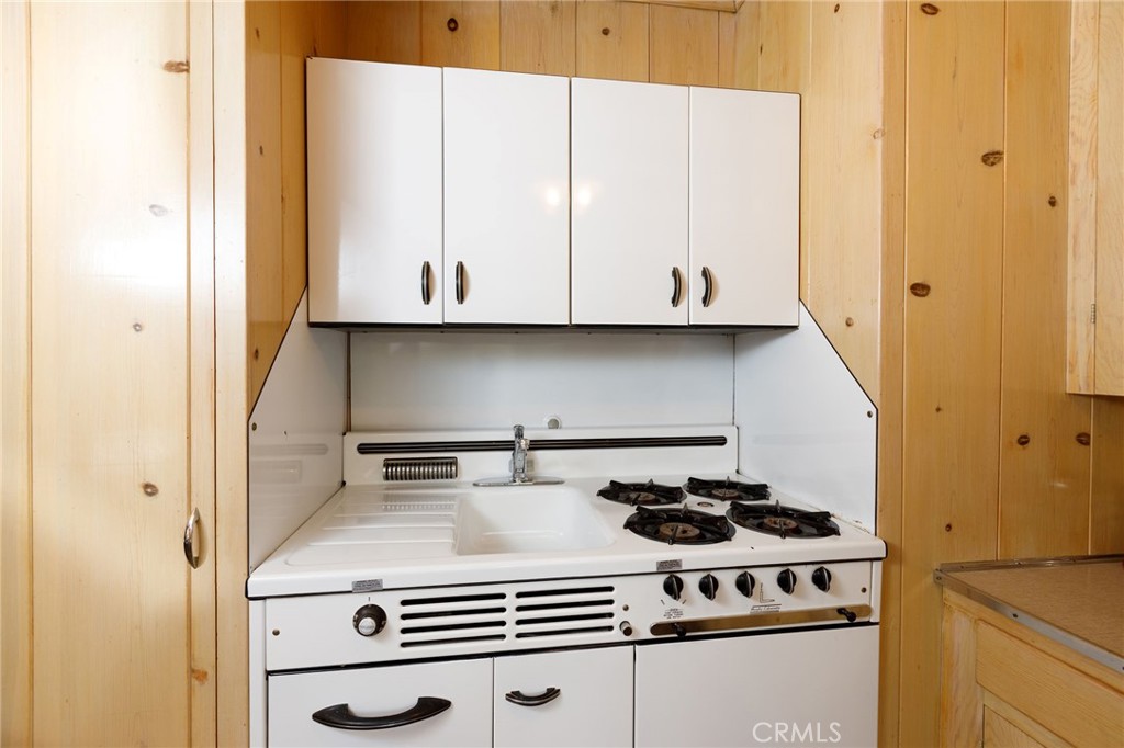 28641 North Shore Road Lake Arrowhead, CA 92352 - Photo 65 of 75 a kitchen with a stove and a microwave