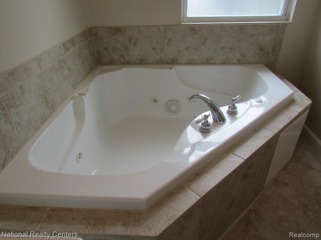 3945 Elmhurst Road Waterford, MI 48328 - Photo 17 of 23 IMG_0753.jpg