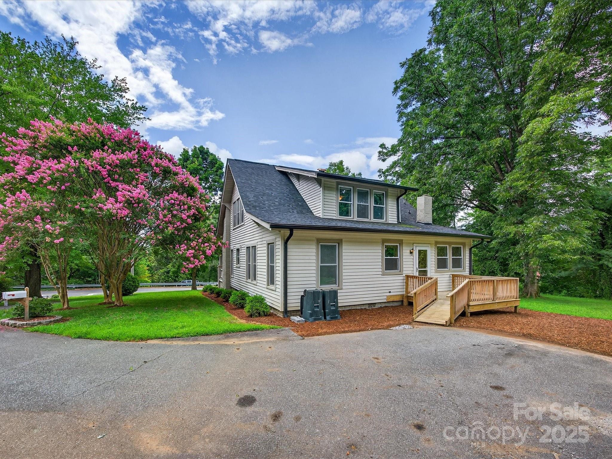 808 West Union Street Morganton, NC 28655 - Photo 11 of 40 a front view of house with yard and green space