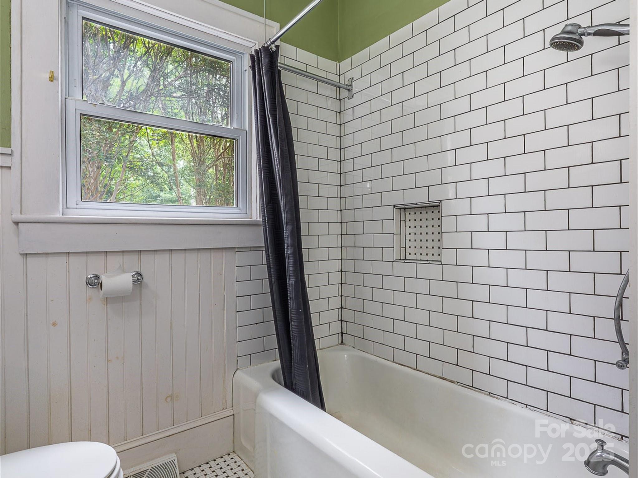 808 West Union Street Morganton, NC 28655 - Photo 27 of 40 a bathroom with a bathtub and shower