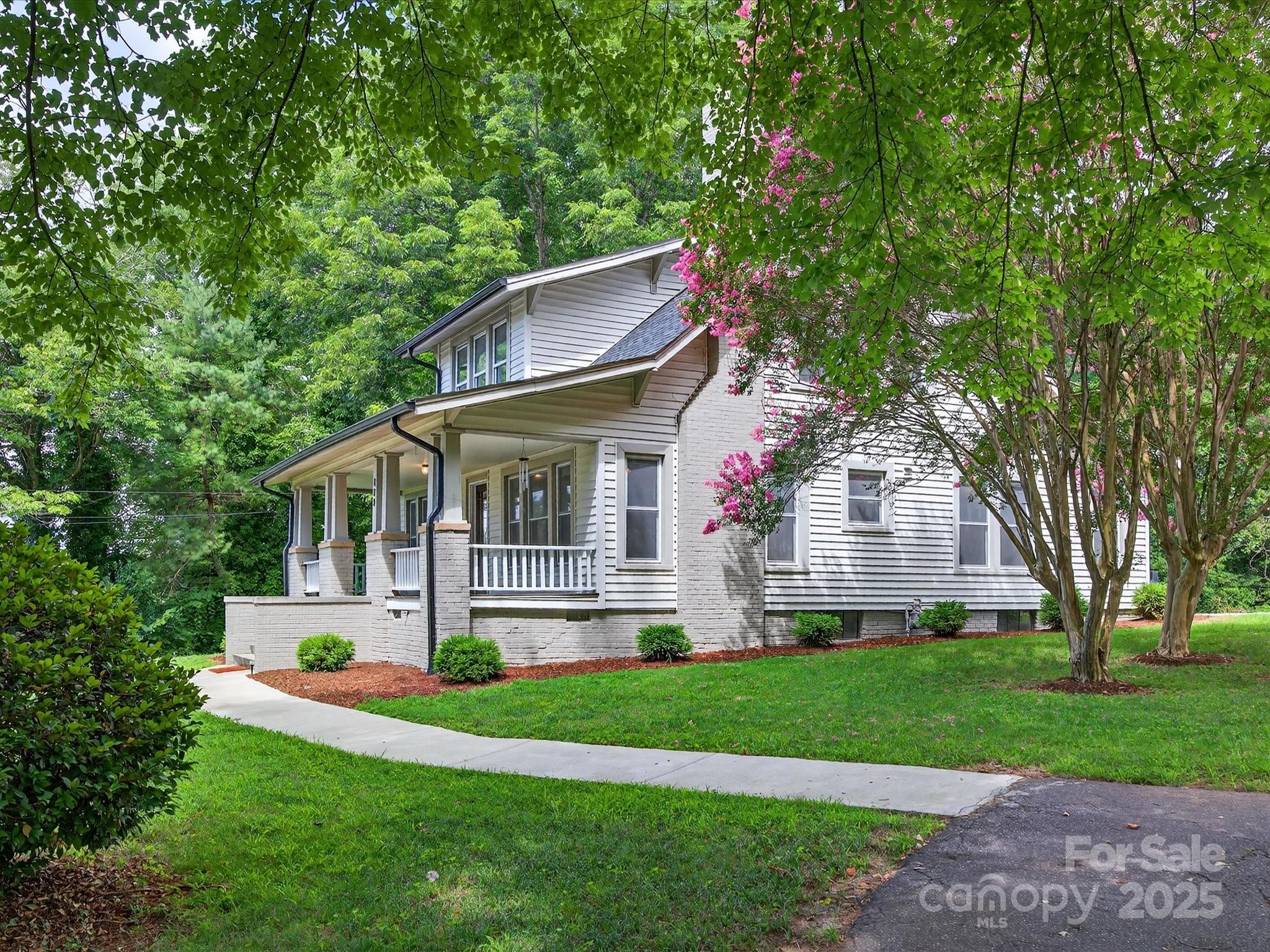808 West Union Street Morganton, NC 28655 - Photo 3 of 40 a front view of house with yard and green space