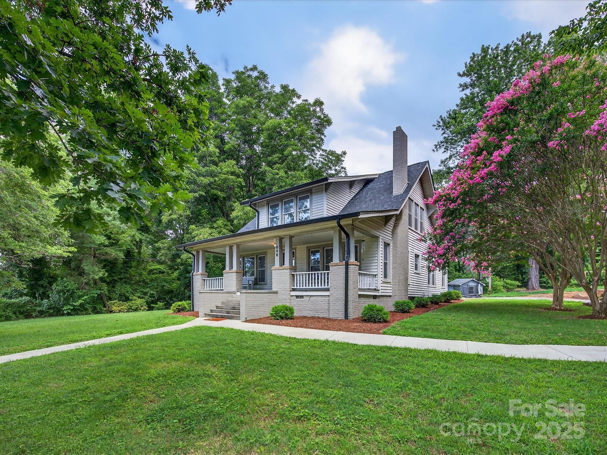 808 West Union Street Morganton, NC 28655 - Photo 4 of 40 a front view of house with yard and green space