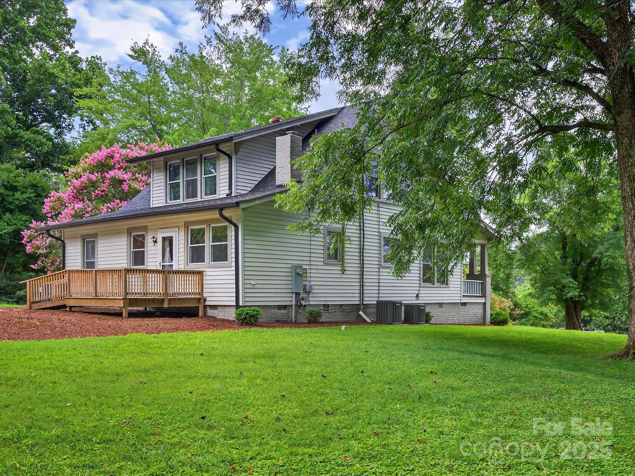 808 West Union Street Morganton, NC 28655 - Photo 8 of 40 a front view of a house with a yard