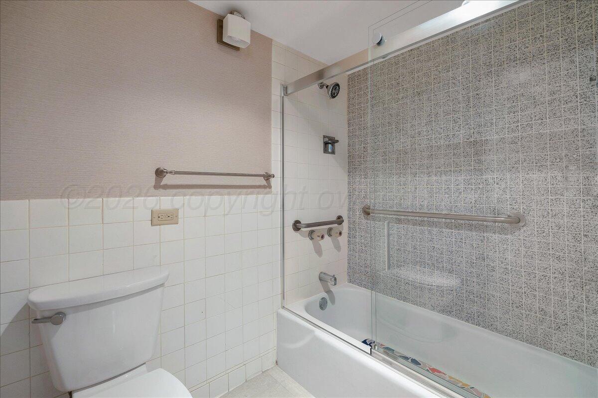 2028 South Austin Street, Unit 907 Amarillo, TX 79109 - Photo 20 of 39 a bathroom with a bathtub and a toilet