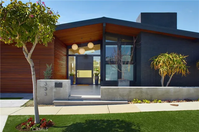 a view of a bench in the backyard