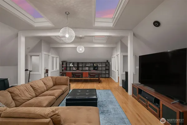 $5,000,000 | 803 East Prospect Street, Seattle, WA 98102