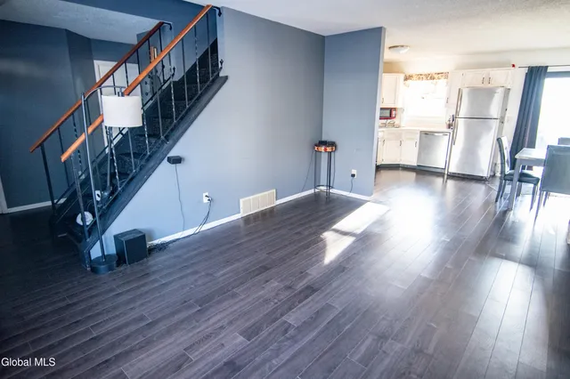 $2,850 | 15 Longwood Drive, Clifton Park, NY 12065