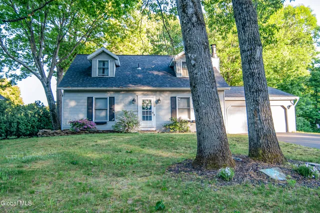 $2,900 | 15 Longwood Drive, Clifton Park, NY 12065