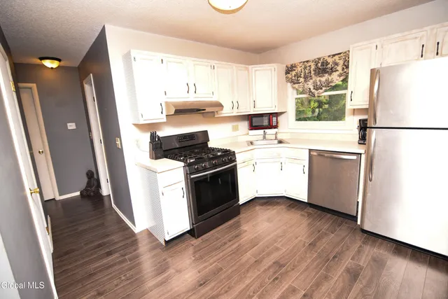 $2,900 | 15 Longwood Drive, Clifton Park, NY 12065