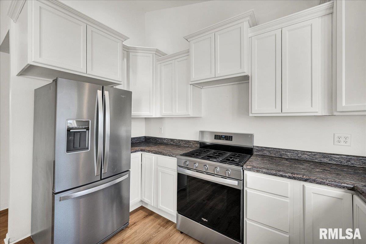 856 South 2nd Avenue Canton, IL 61520 - Photo 7 of 33