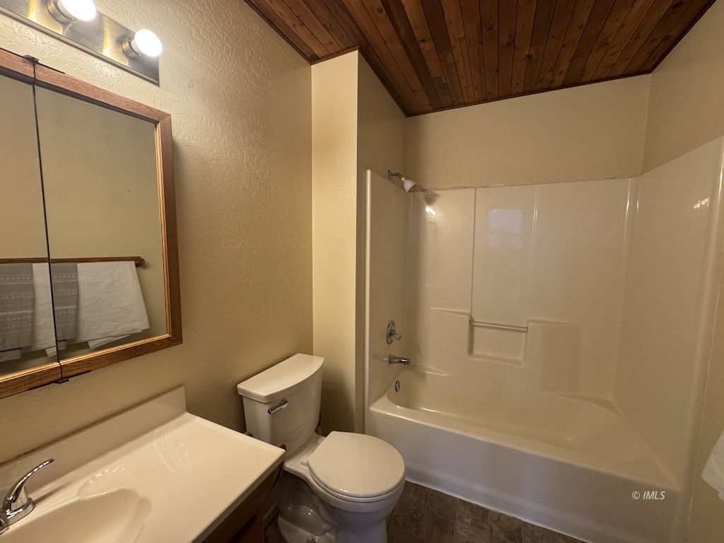 4701 Westridge Road Bishop, CA 93514 - Photo 5 of 6 Bath