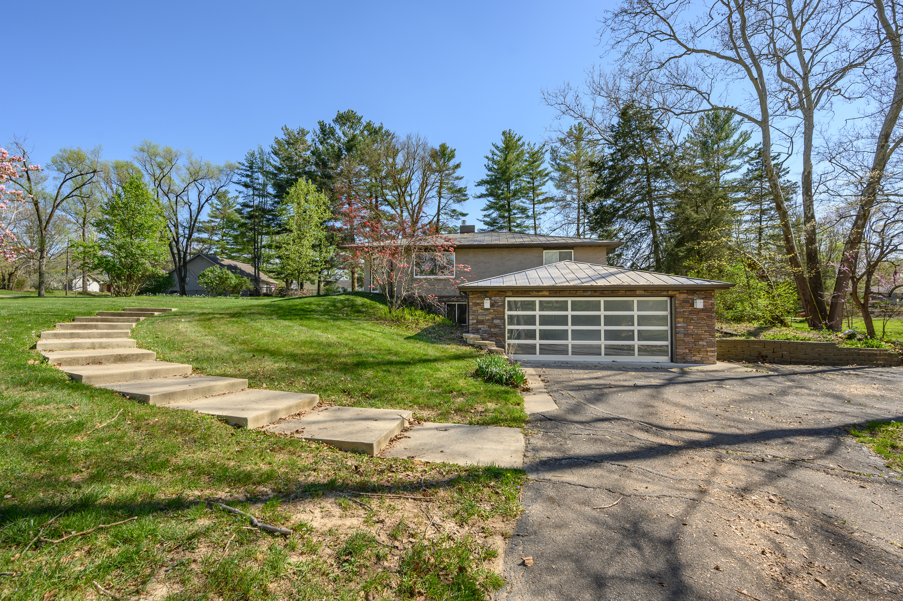 4155 West Reece Lane Columbus, IN 47201 - Photo 2 of 41 Gallery Image 2