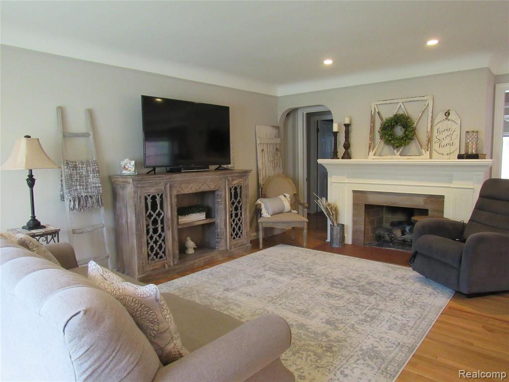 1635 Fairholme Road Grosse Pointe Woods, MI 48236 - Photo 6 of 42
