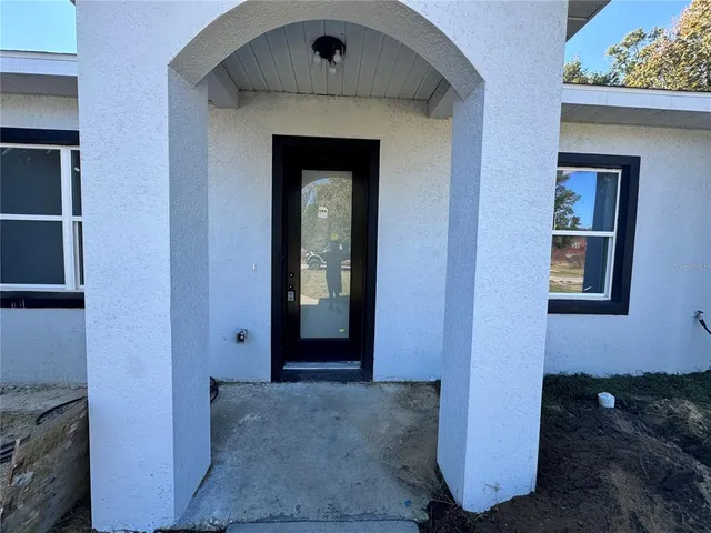 a view of livingroom with furniture