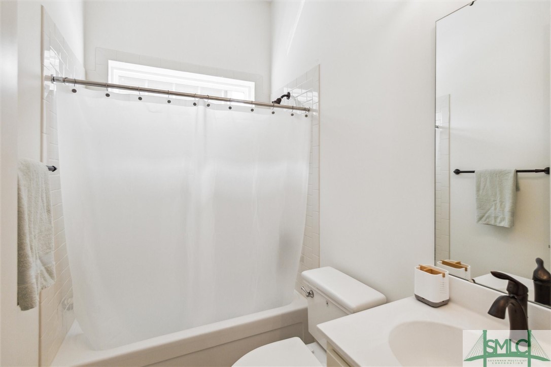 12 Golf Drive Pooler, GA 31322 - Photo 18 of 50 A hall bath serves as a guest bath.