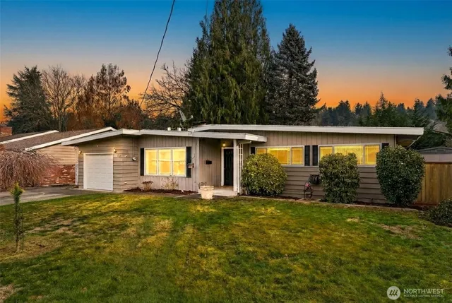a view of a house with a yard