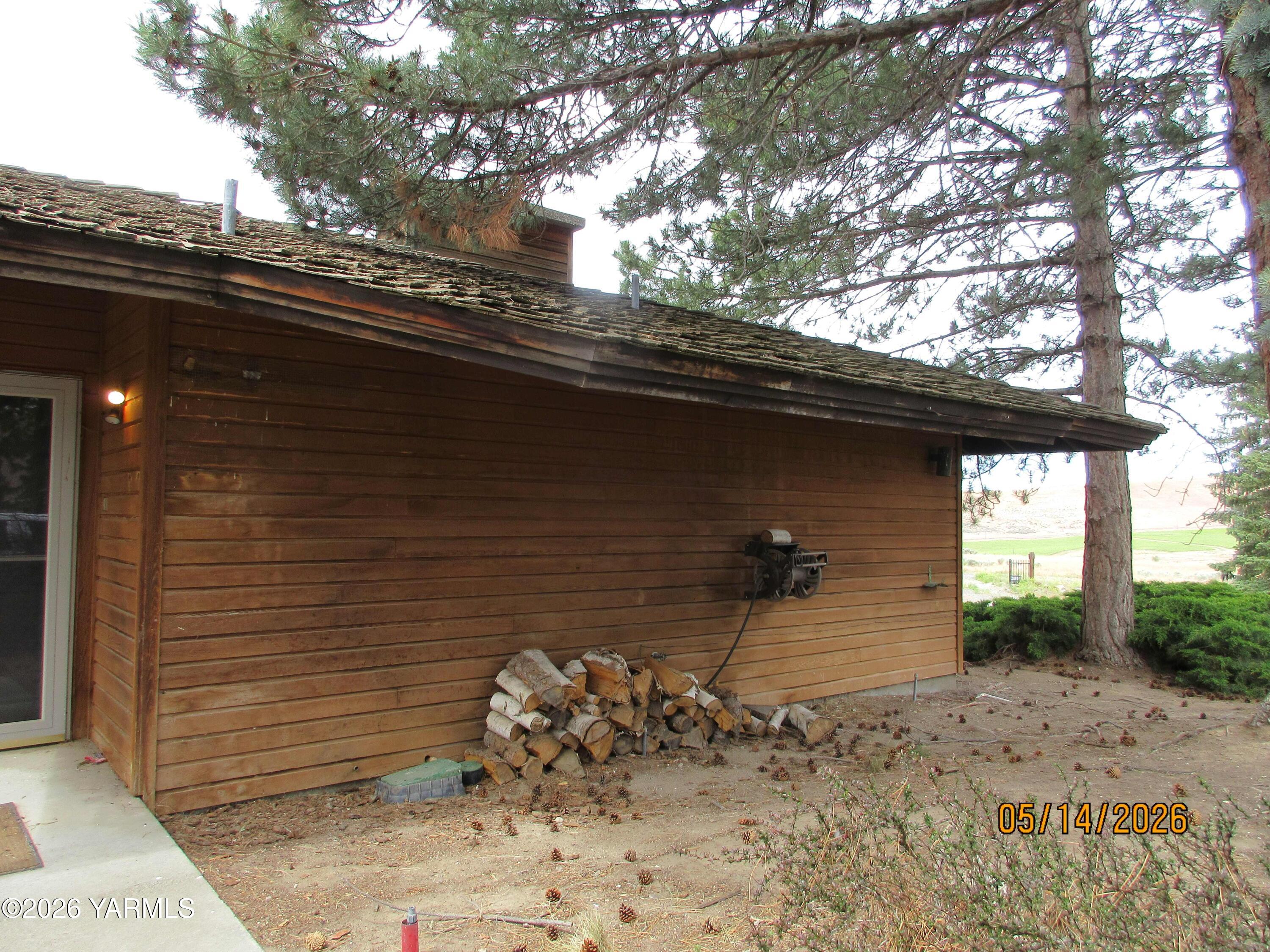 1303 Nightingale Road Wapato, WA 98951 - Photo 2 of 26 a backyard of a house