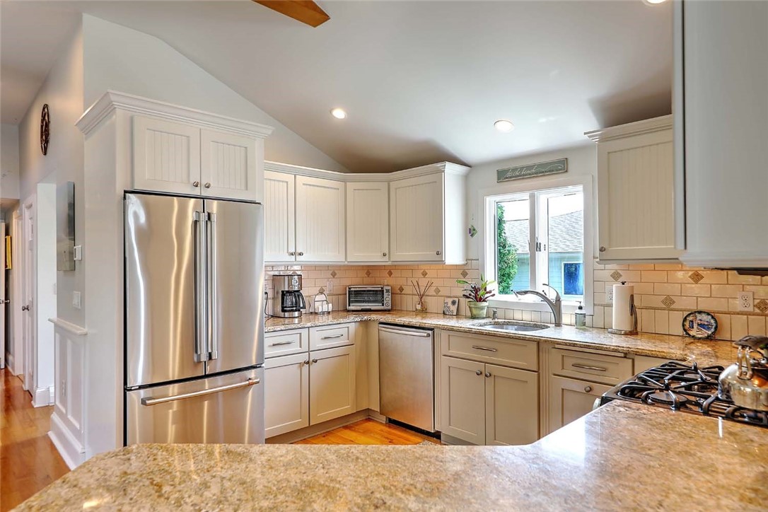 33 Withington Road Narragansett, RI 02882 - Photo 12 of 48