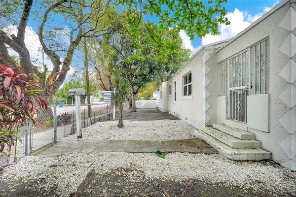 $1,400 | 299 Northwest 43rd Street, Unit 1, Miami, FL 33127