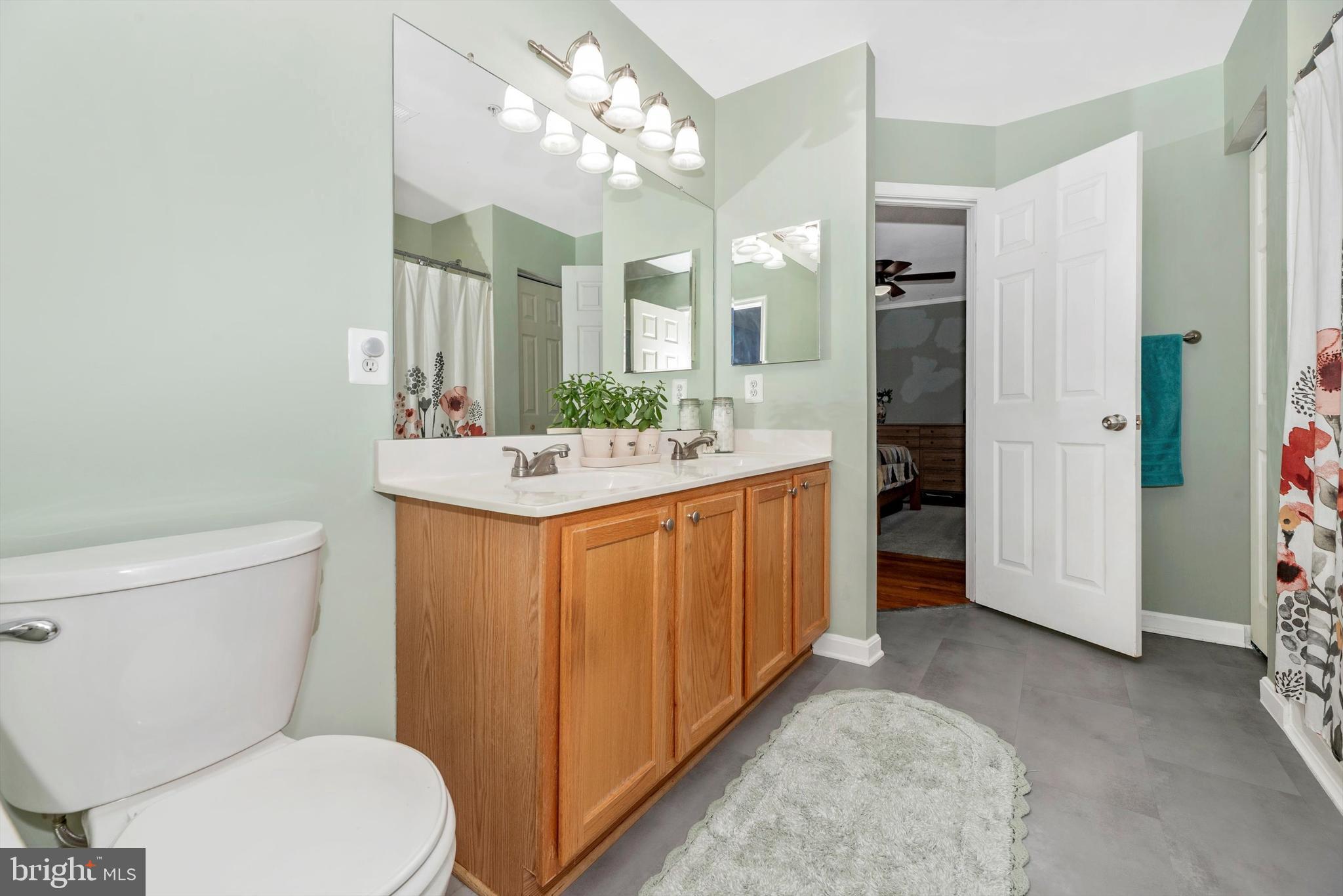 617 Hollowstone Road Frederick, MD 21703 - Photo 18 of 23 3rd floor bathroom