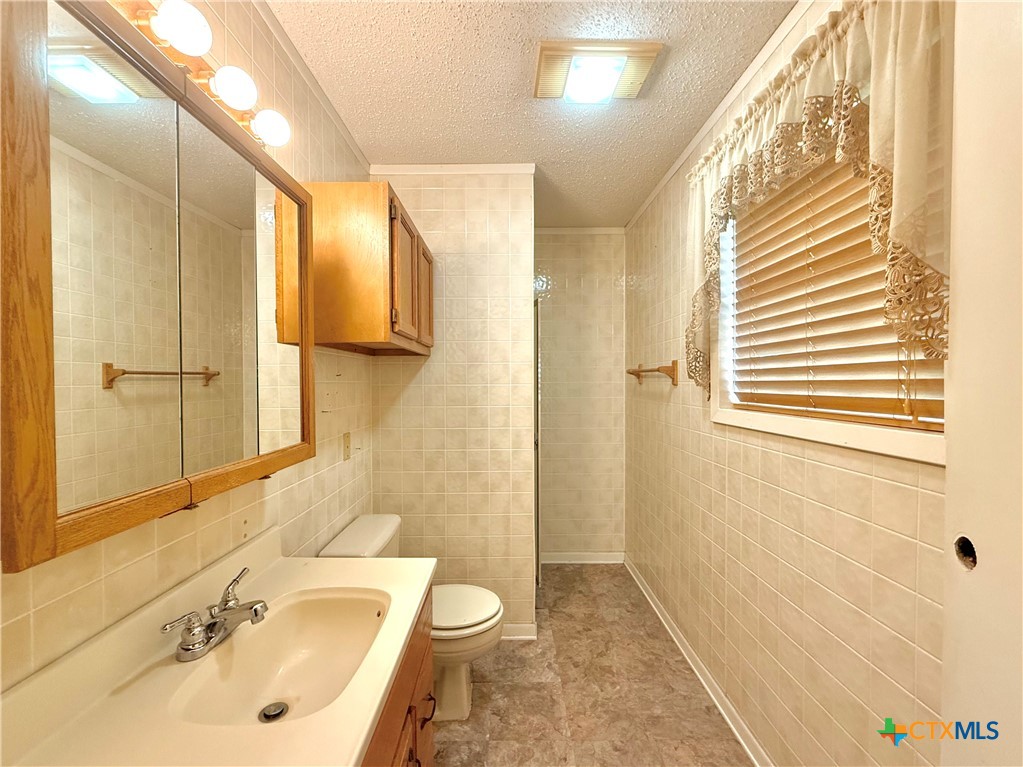 109 River Road Tivoli, TX 77990 - Photo 33 of 39 a bathroom with a sink and a bathtub