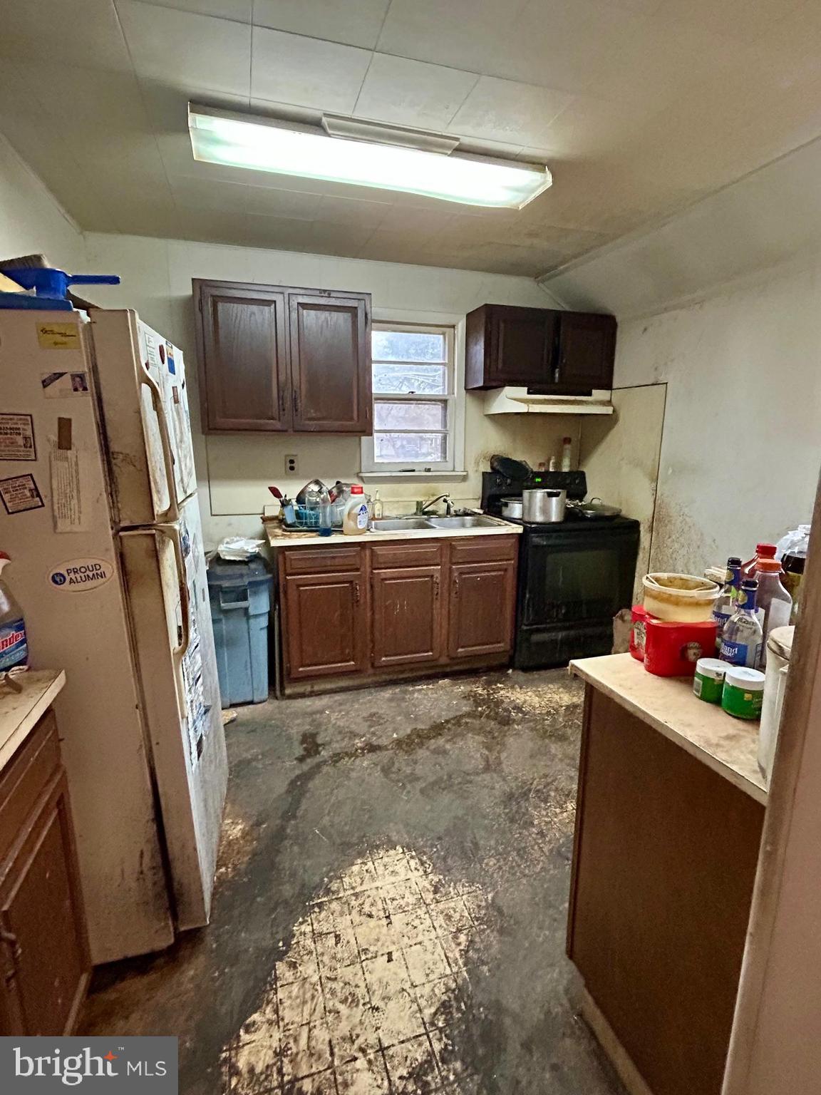 11 Mitchell Circle Newark, DE 19713 - Photo 5 of 9 a kitchen with stainless steel appliances granite countertop a stove refrigerator and a fireplace