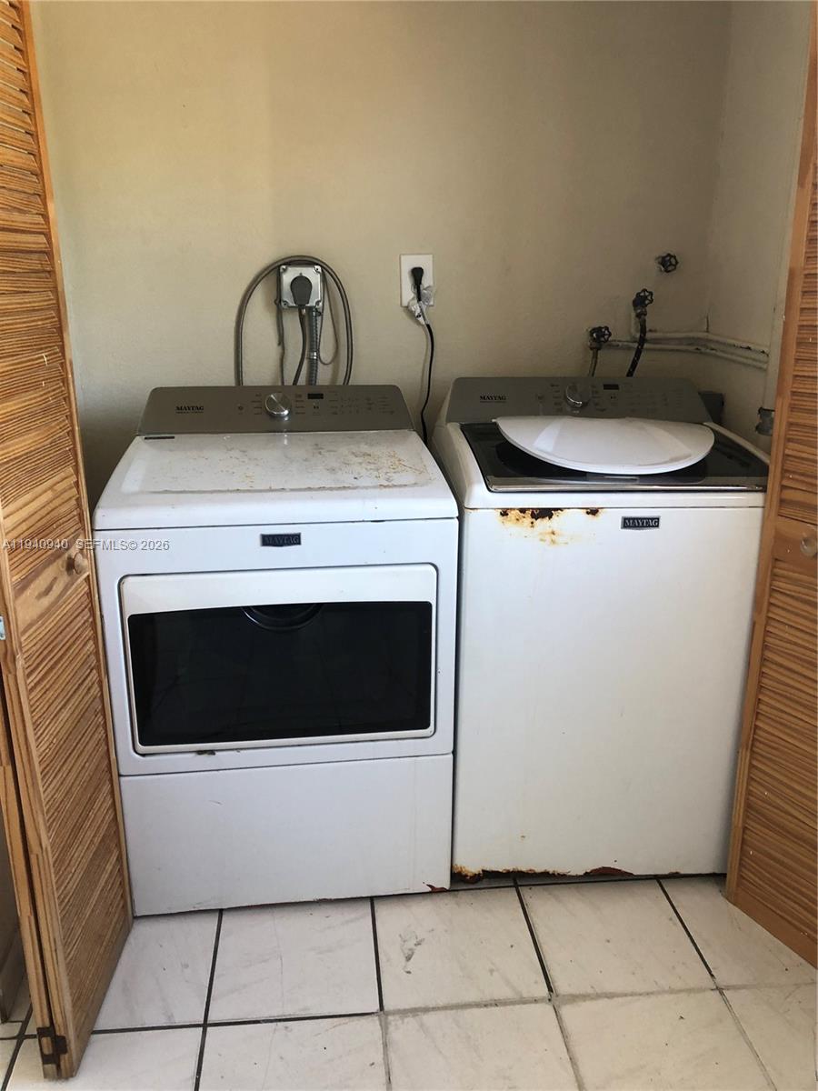 992 East 18th Street Hialeah, FL 33013 - Photo 5 of 5 a utility room with washer and dryer
