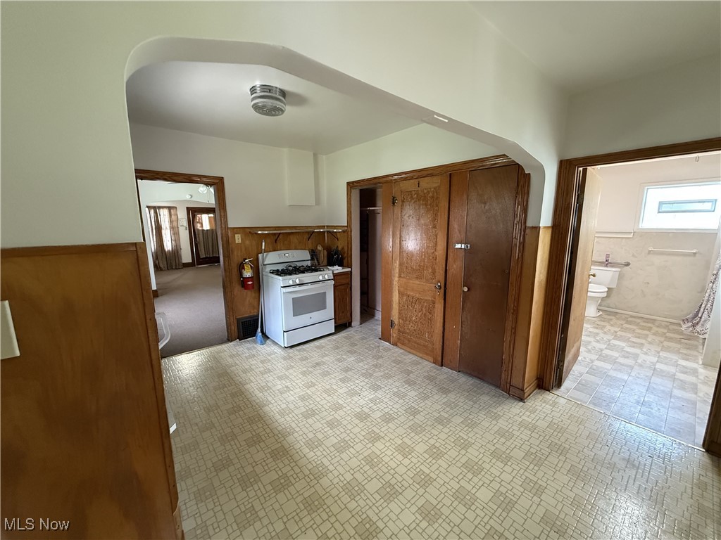 982 Dan Street Akron, OH 44310 - Photo 11 of 16
