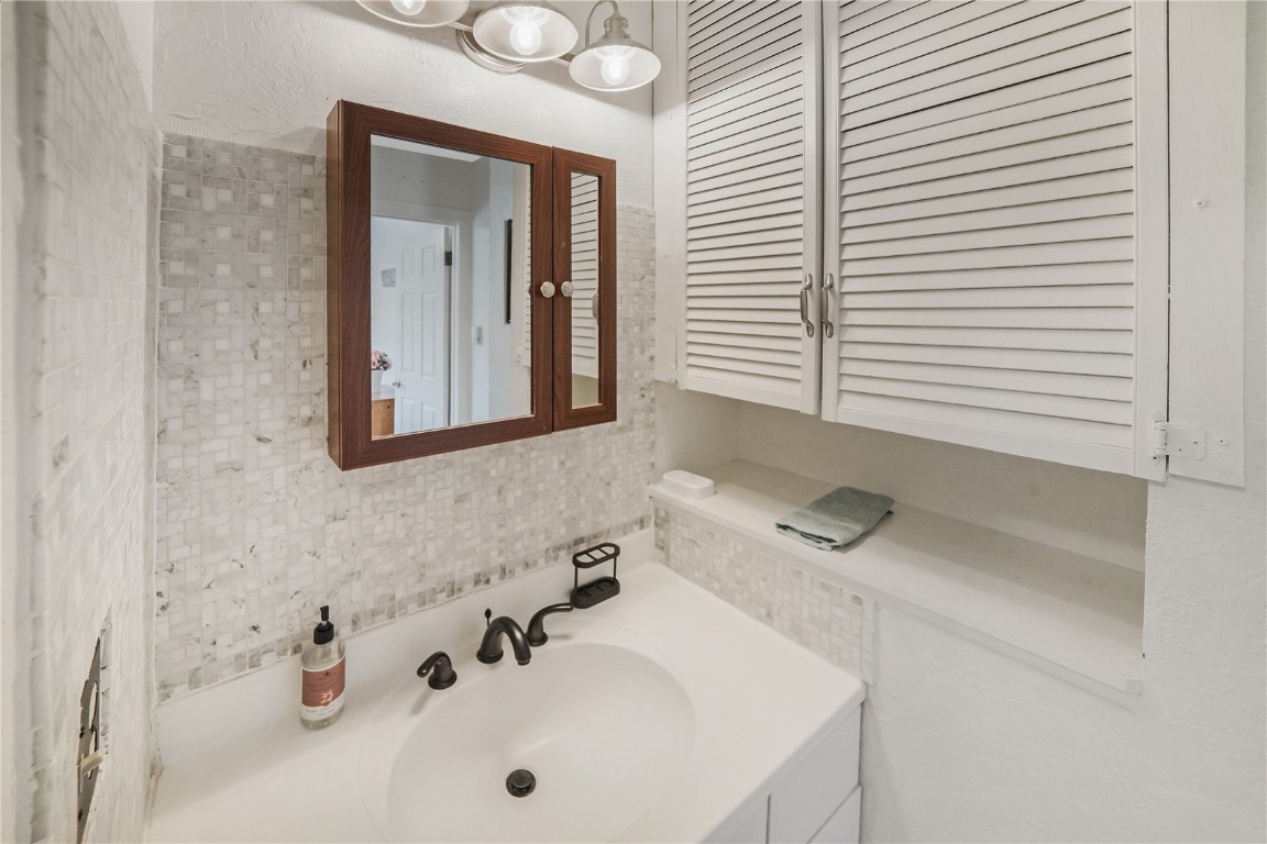 150 Evergreen Road, Unit C303 Dillon, CO 80435 - Photo 30 of 35 a bathroom with a sink and a mirror